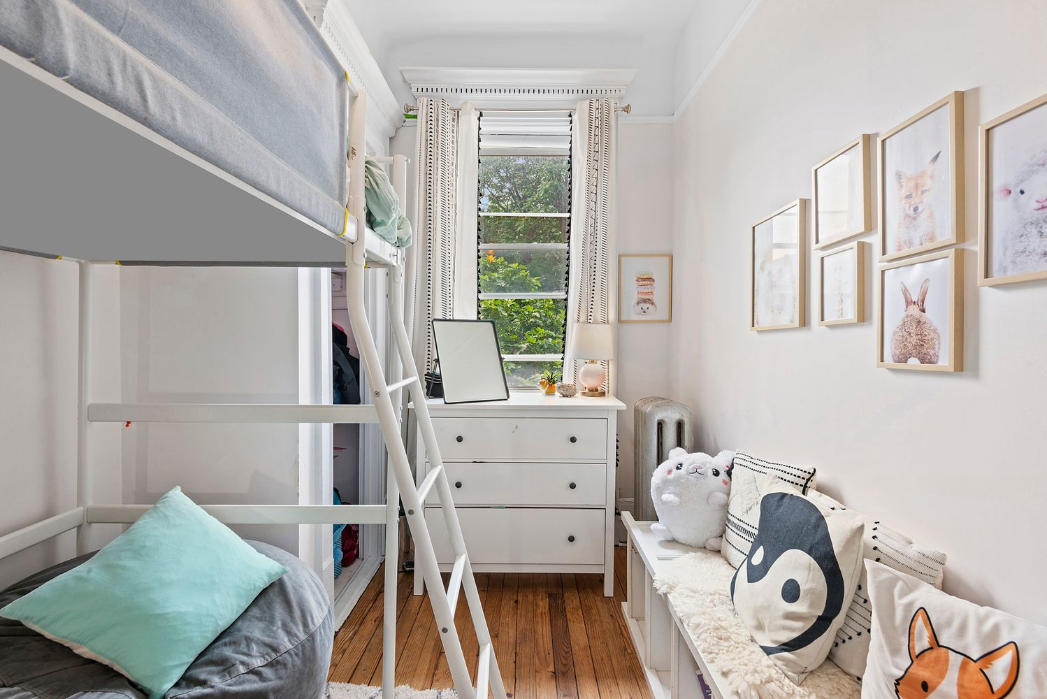 small bedroom with picture rail