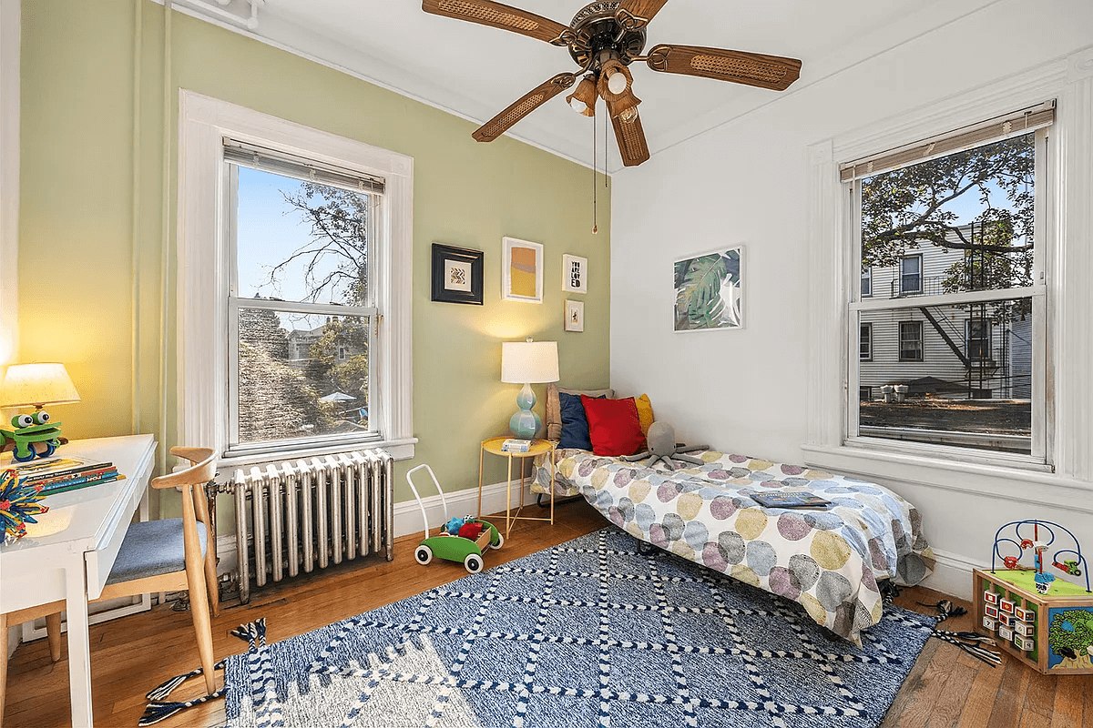 bedroom with wood floor, picture rails and ceiling fan