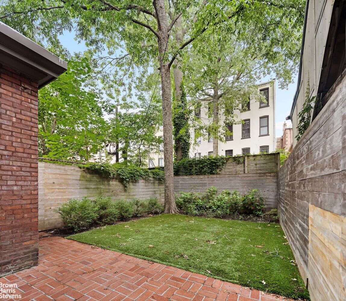 garden with horizontal fence