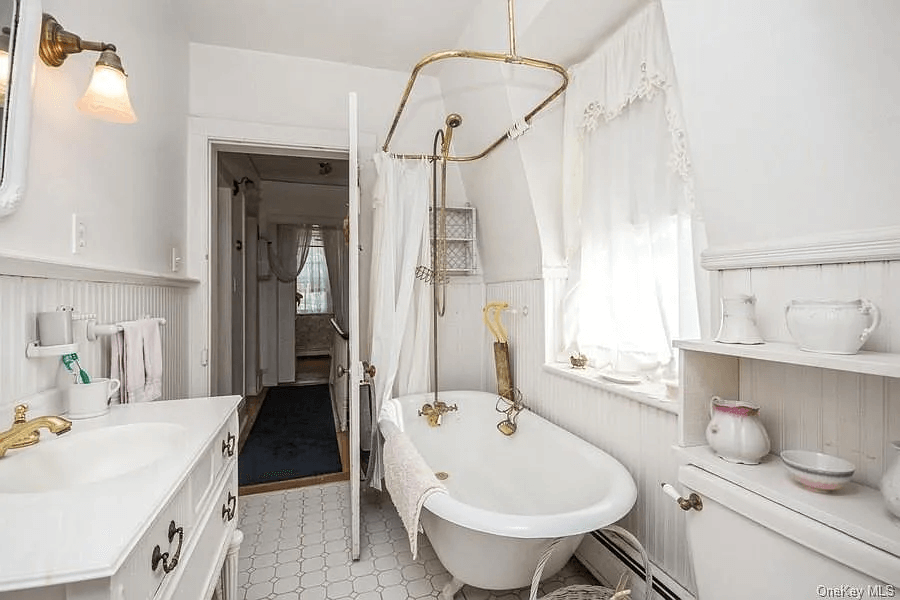 bathroom with claw foot tub