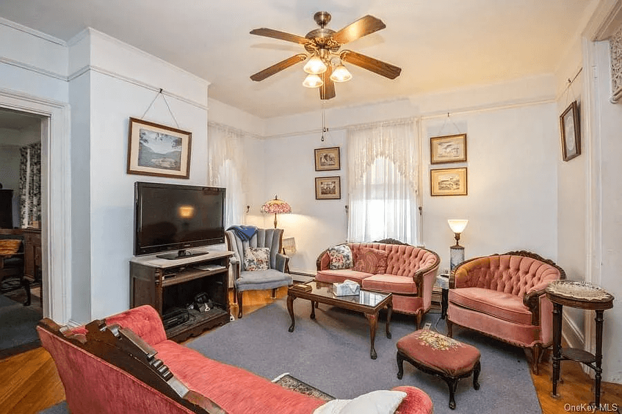 parlor with picture rail