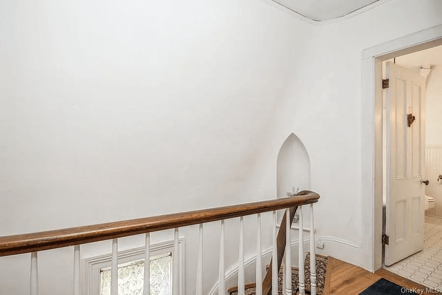 stair showing curved rail and niche