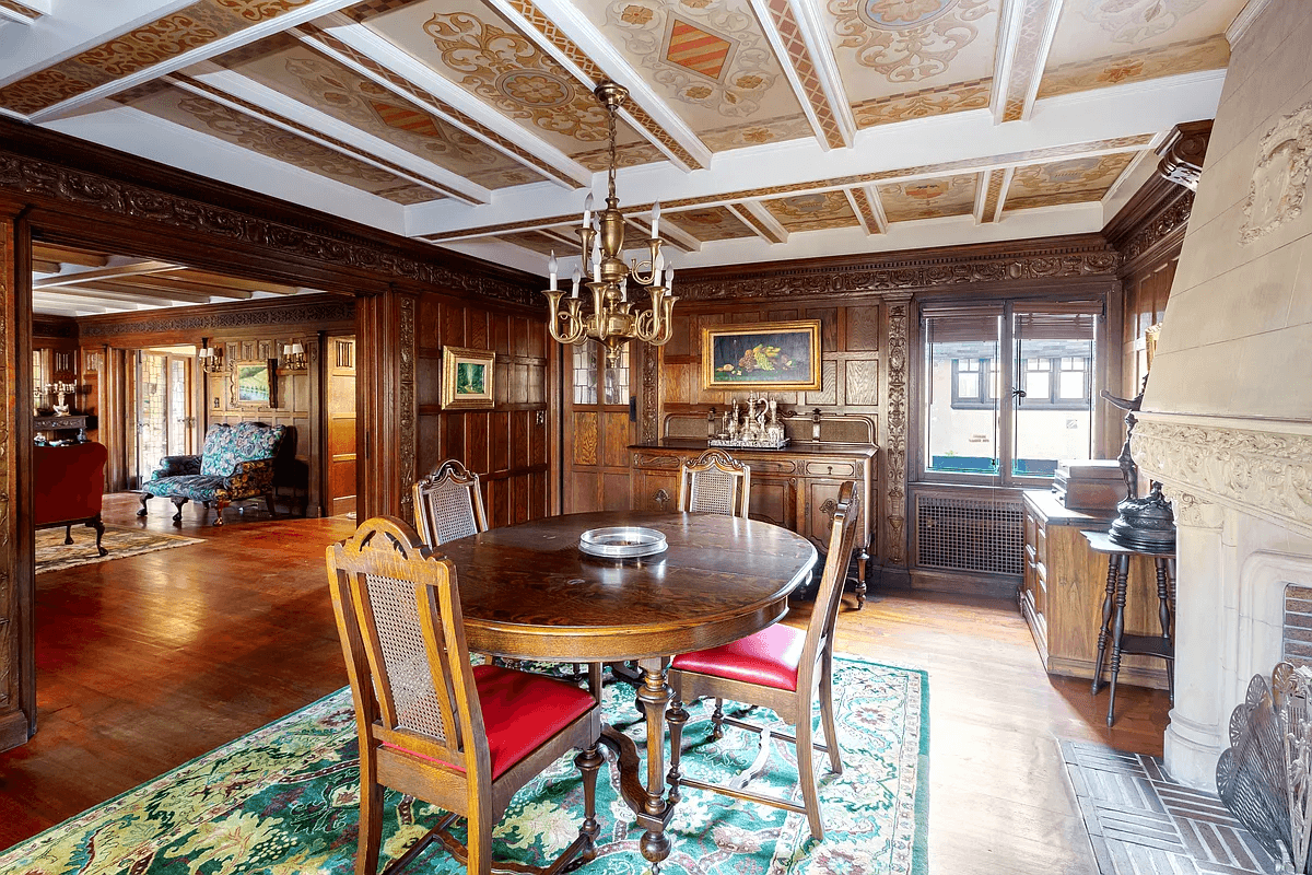 dining room with ornamented ceiling