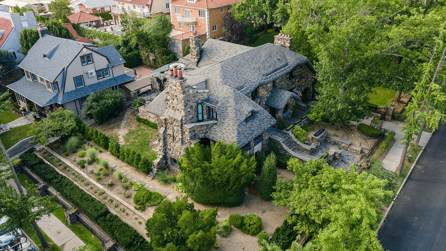 aerial view showing side yard