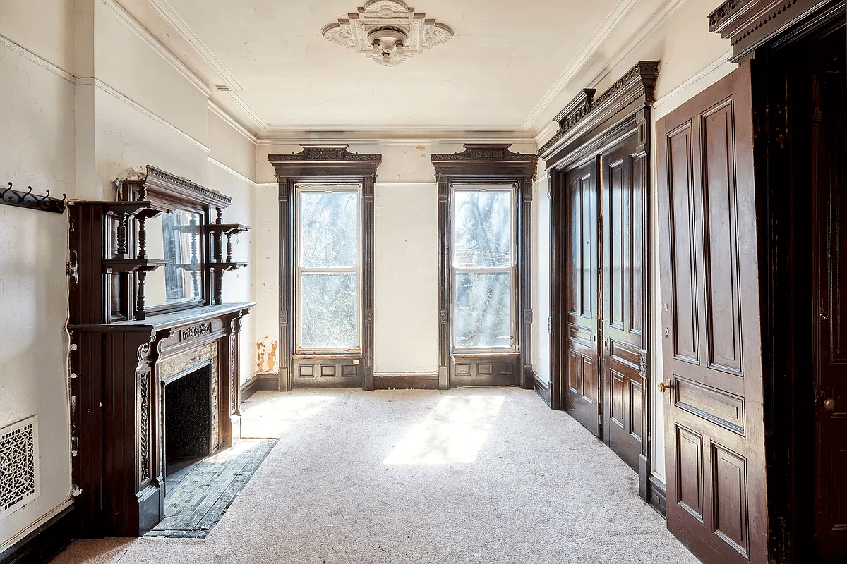 parlor with wood mantel and carpeted floor