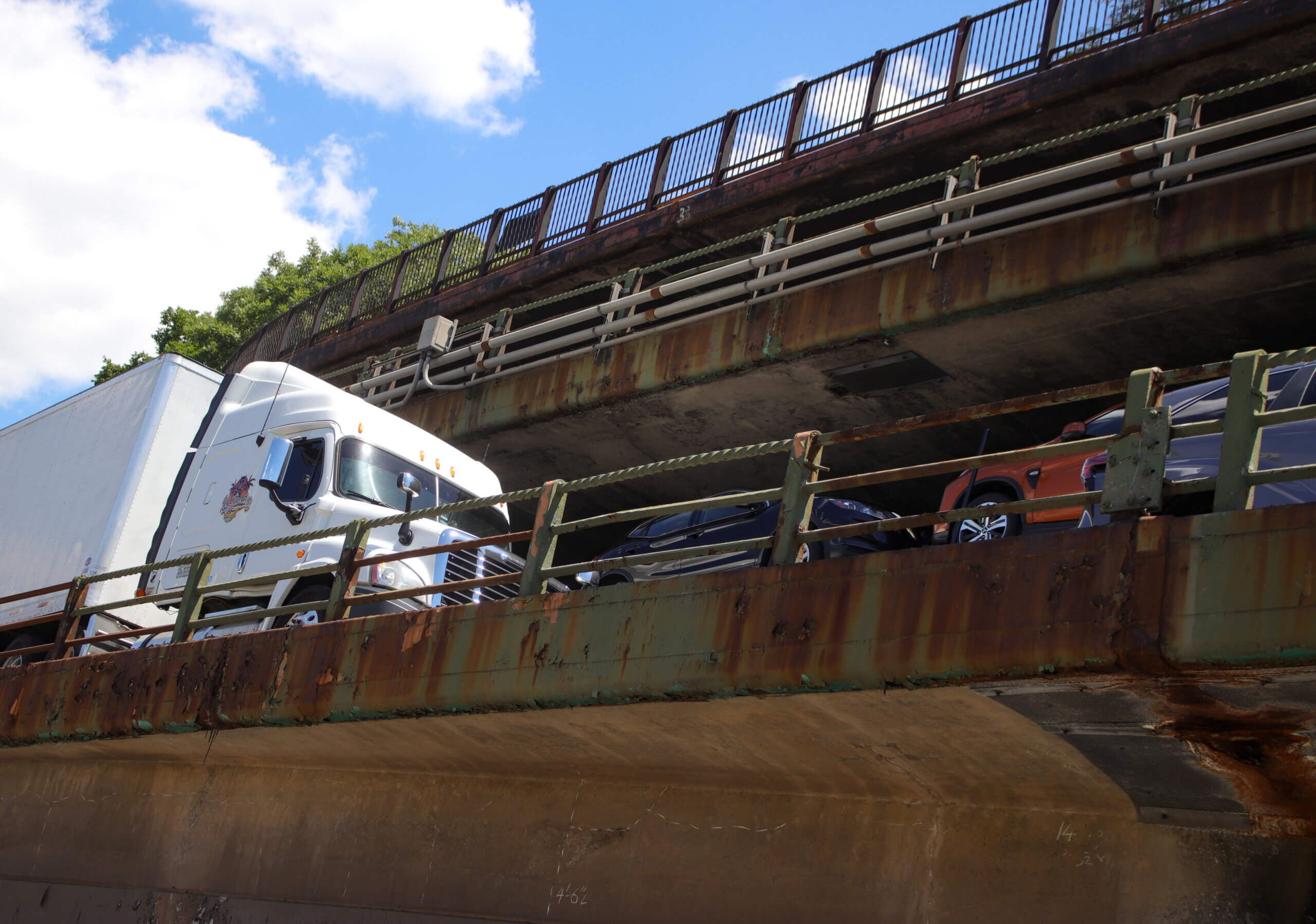 bqe - truck on the cantilever of the bqe