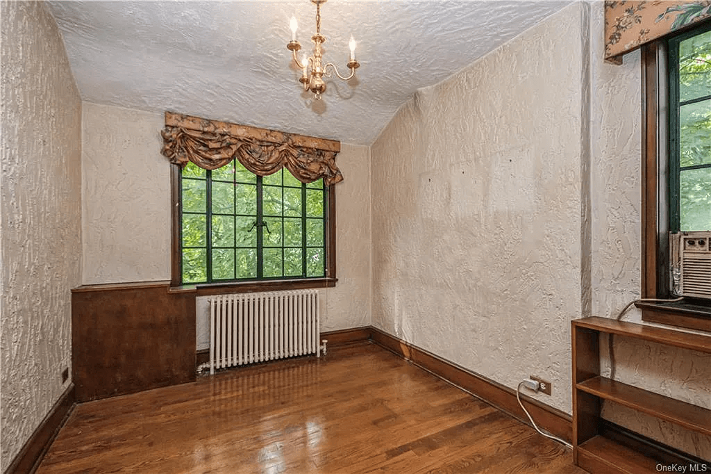 bedroom with two exposures and white walls