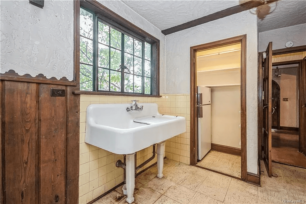 kitchen with vintage pedestal sink with drainboard