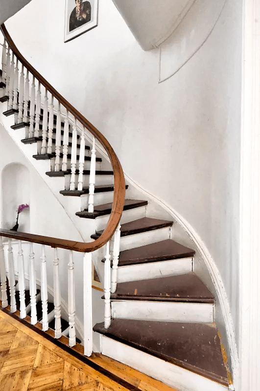 curved stair with stair niche