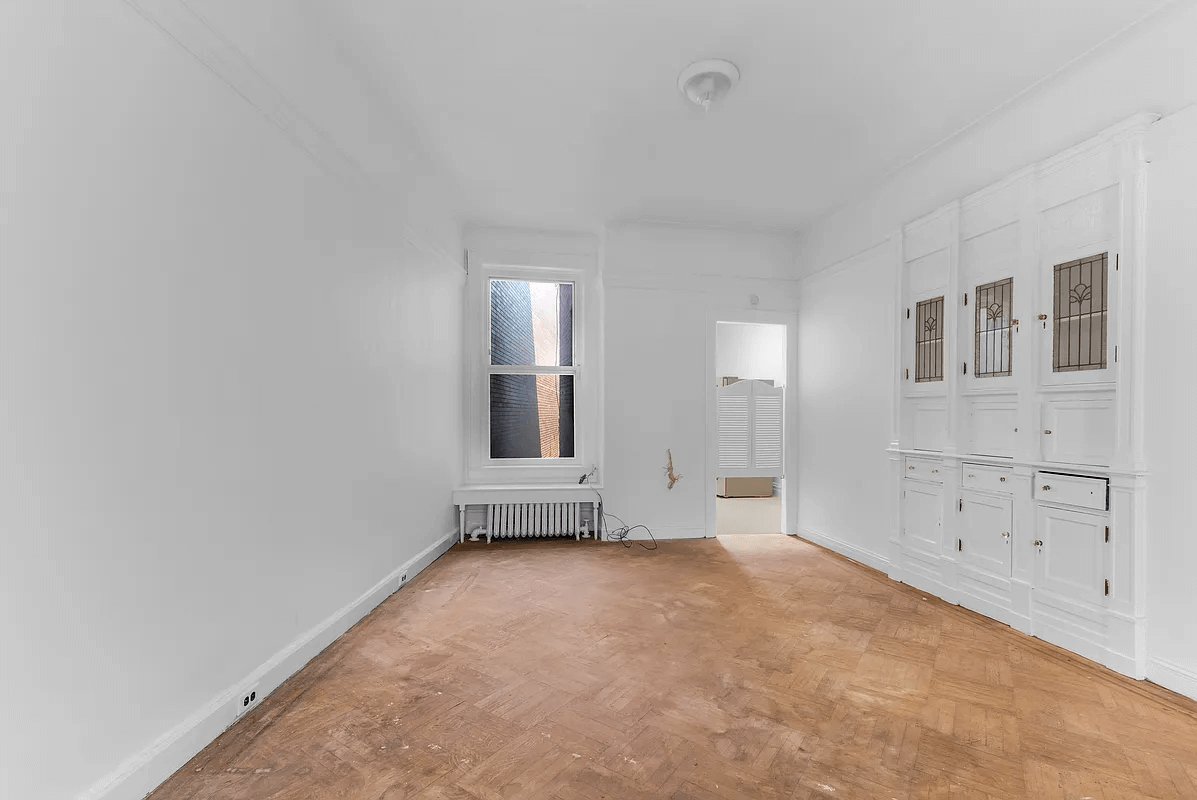 dining room with salloon doors in doorway into kitchen