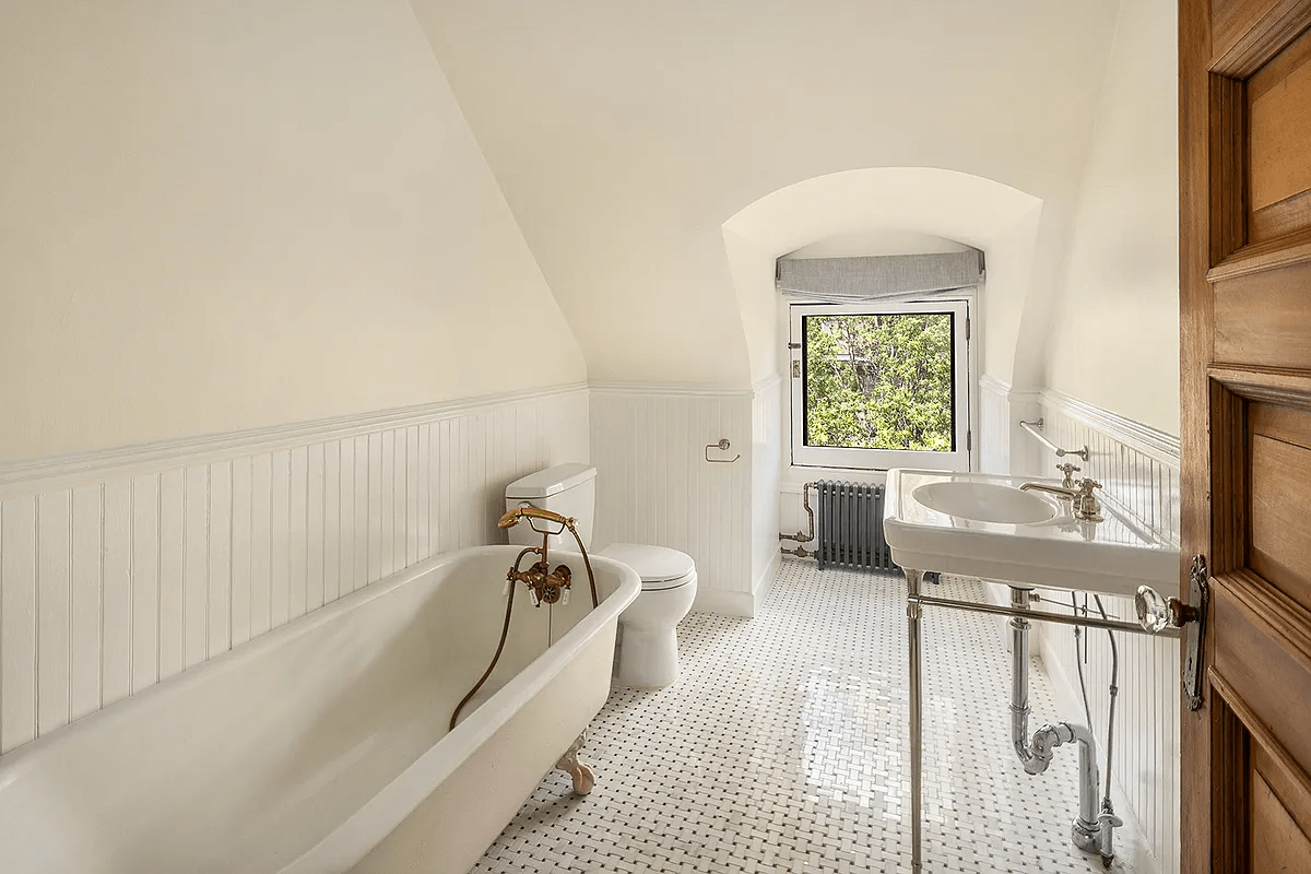 bathroom with claw foot tub