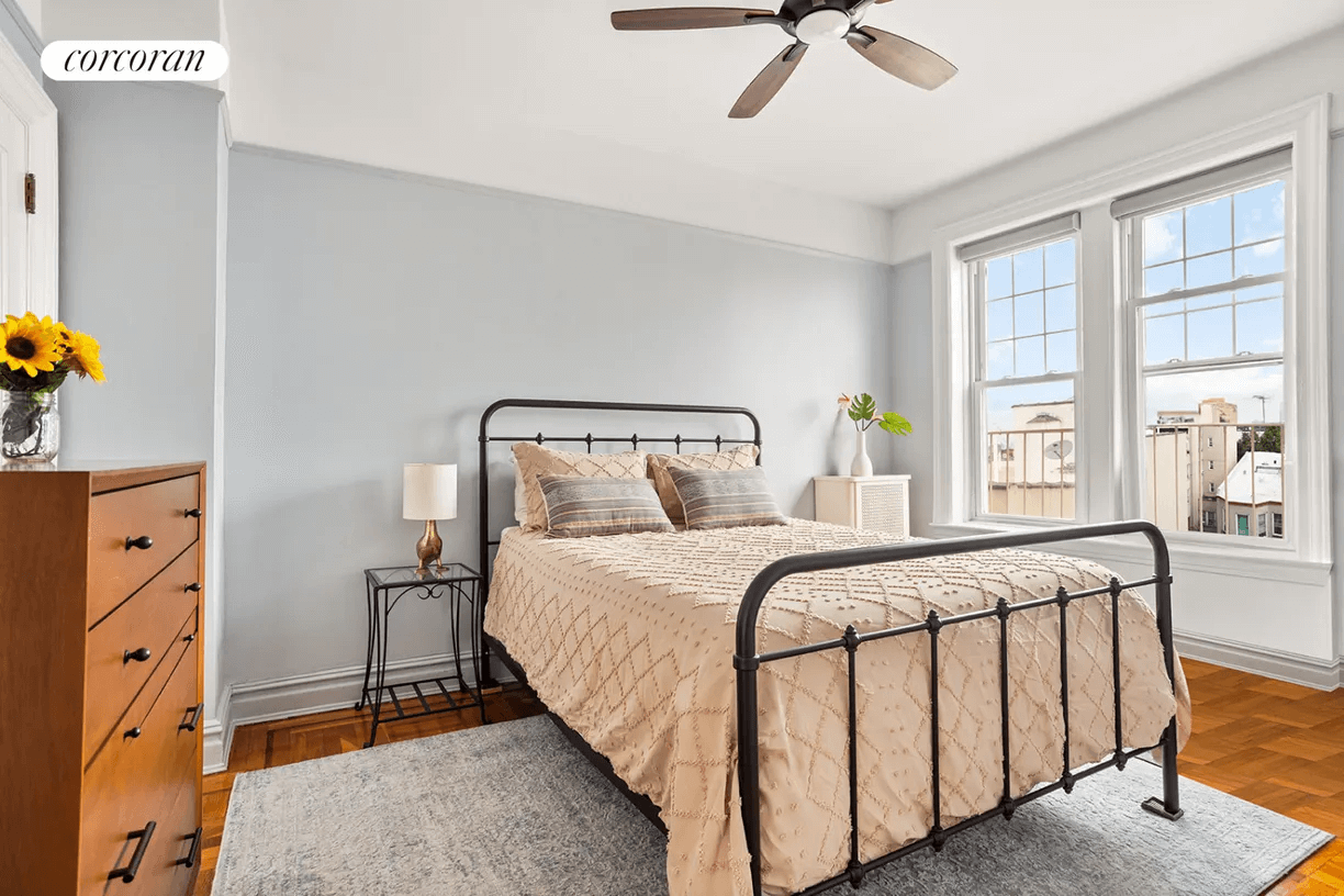 bedroom with ceiling fan and picture rail