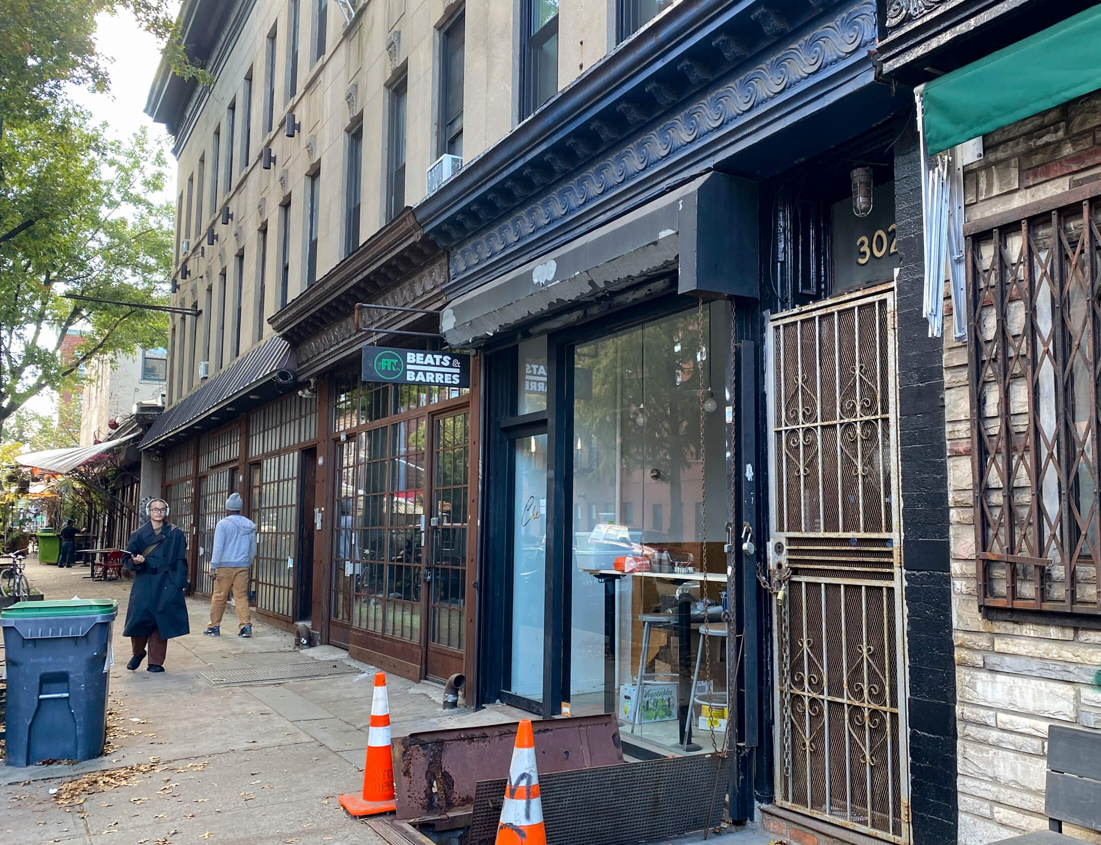 streeview of adjoining storefronts