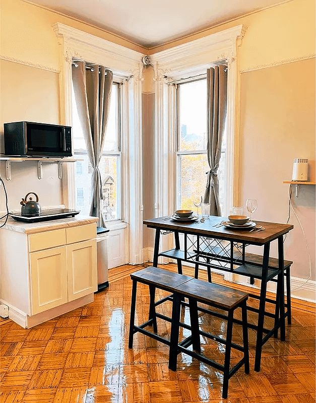 windowed dining area with picture rail