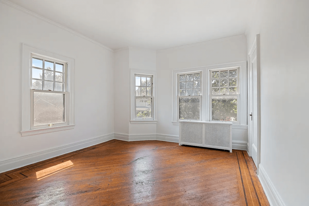 bedroom with two exposures and wood floor with inlaid border