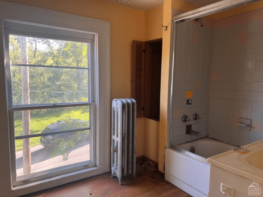 bathroom with tub