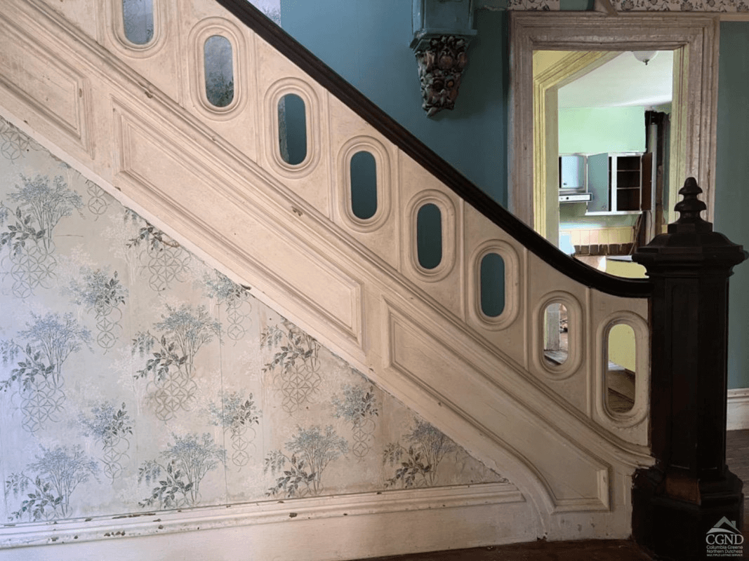 oval detail on staircase