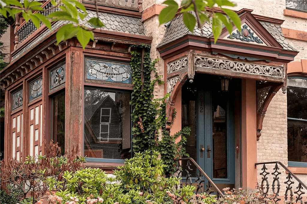 detail of entry with stained glass windows and decorative door hood