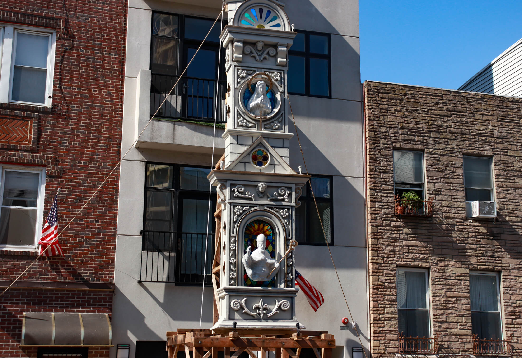 williamsburg giglio in front of buildings