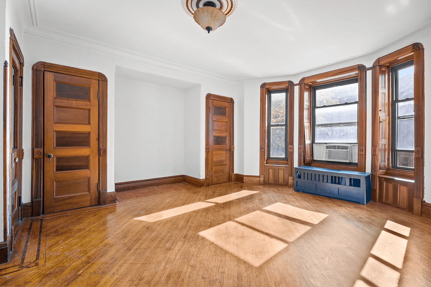 living room with wood floors and moldings and ceiing medallion