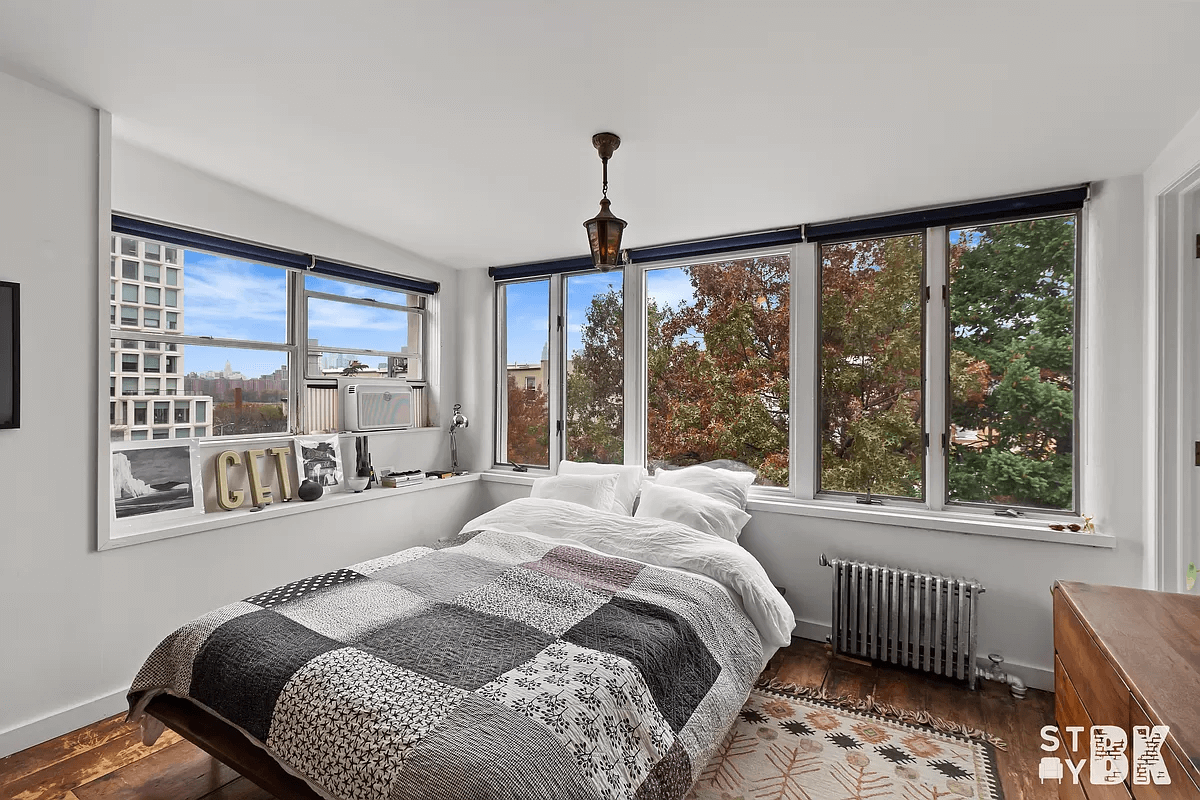 bedroom with two exposures and view to the waterfront