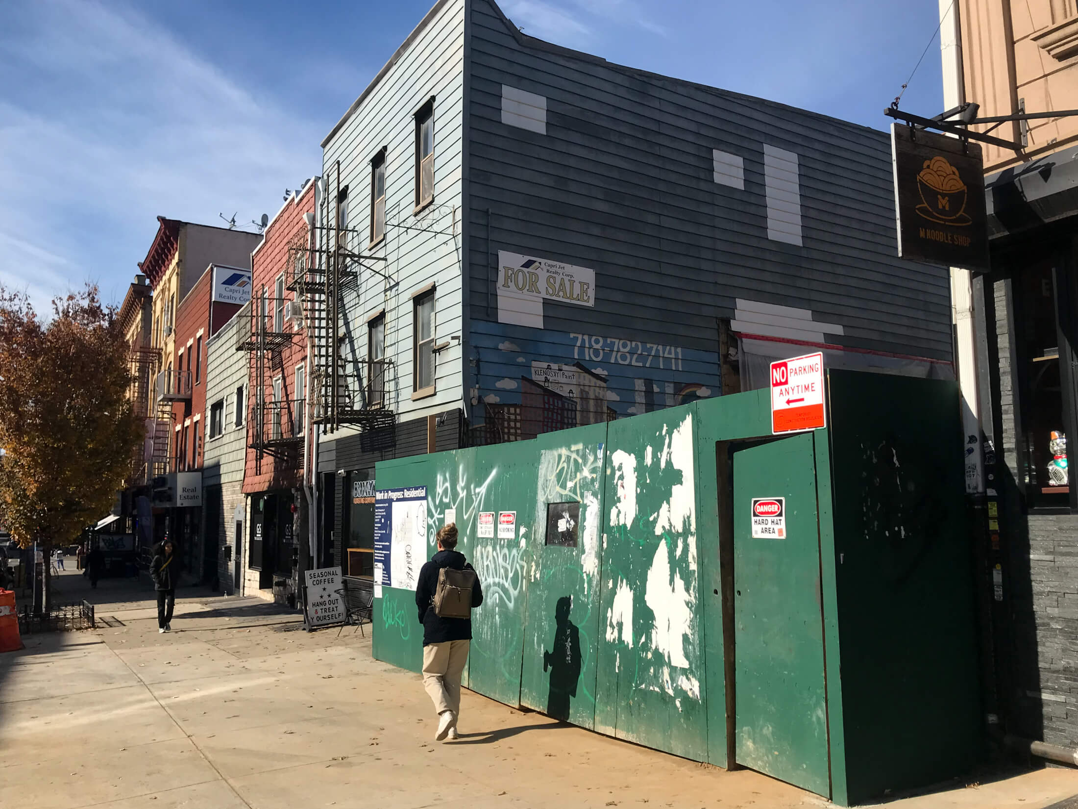 williamsburg - construction fence around the empty site