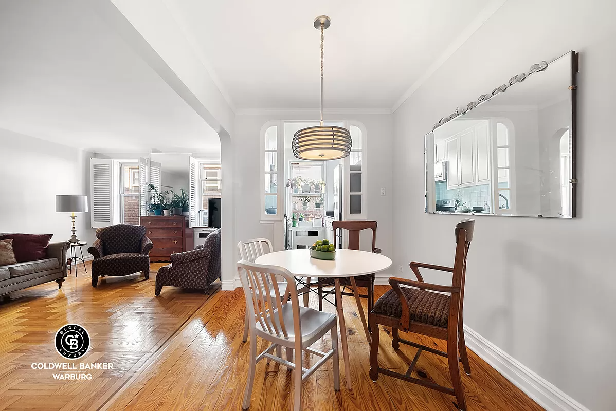 dining are with arched doorway to kitchen