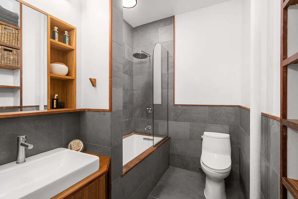 bathroom with tile encased tub