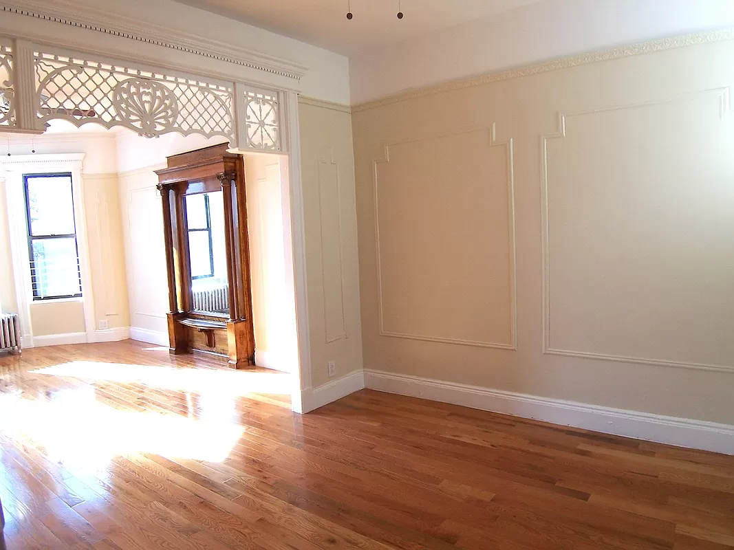 view into living room with fretwork in the doorway