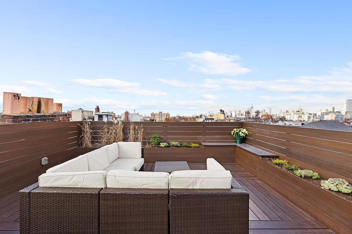 deck with built-in planters and room for seating