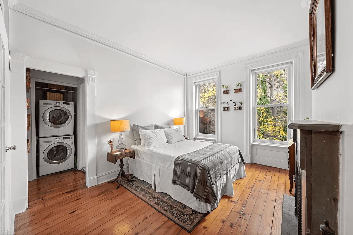 bedrooom with closet holding stacked washer and dryer