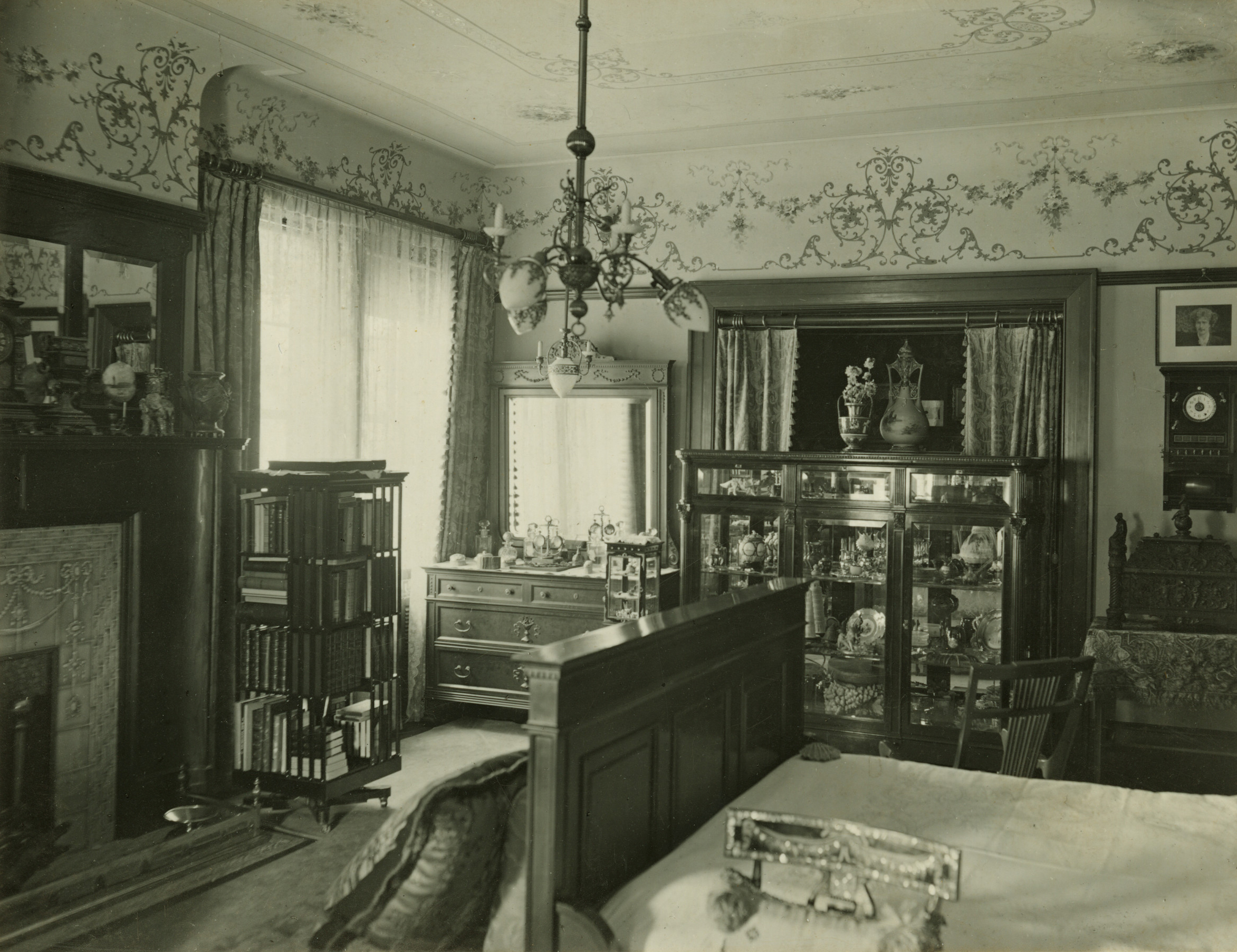 bedroom with view of decorative plasterwork and mantel