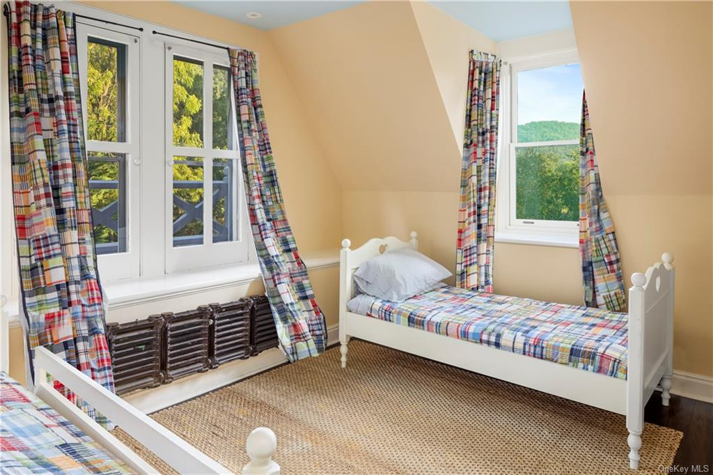 bedroom with beig walls and two exposures