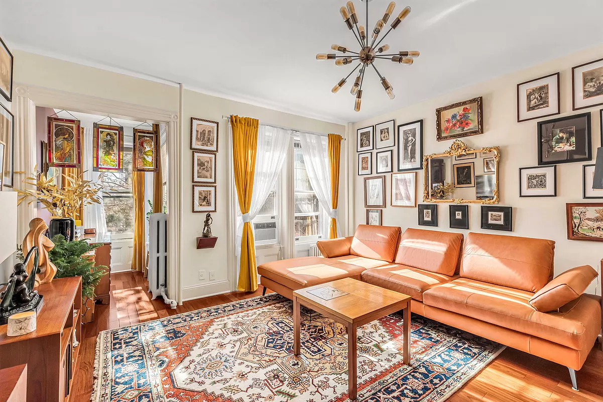 living room with wood floor 