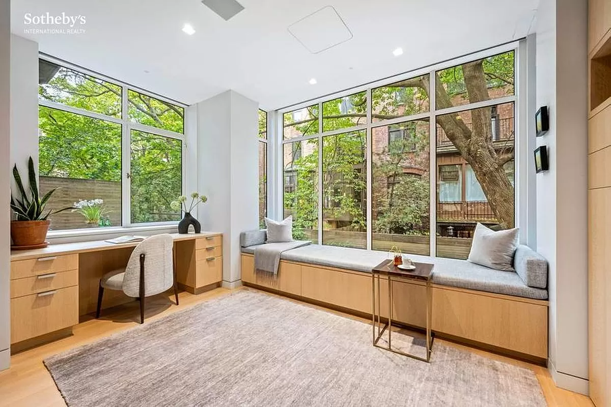 breakfast area with window seat and wall of windows