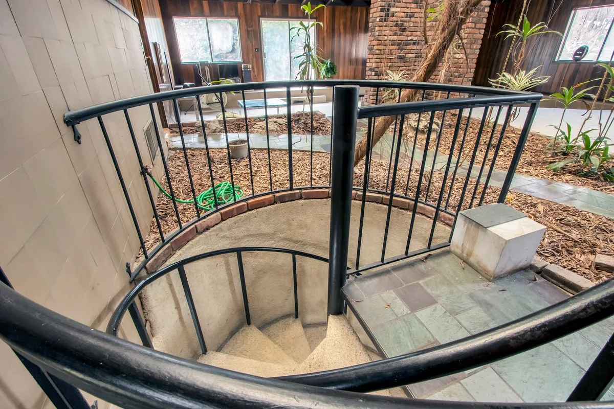 winding stair with iron railing