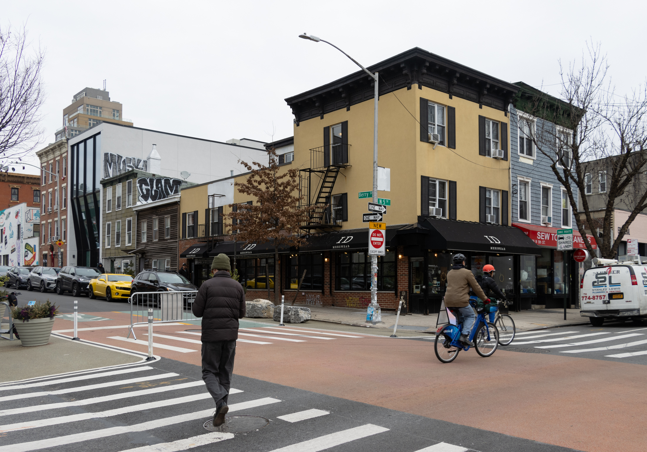 williamsburg - people crossing berry street on bike and on foot