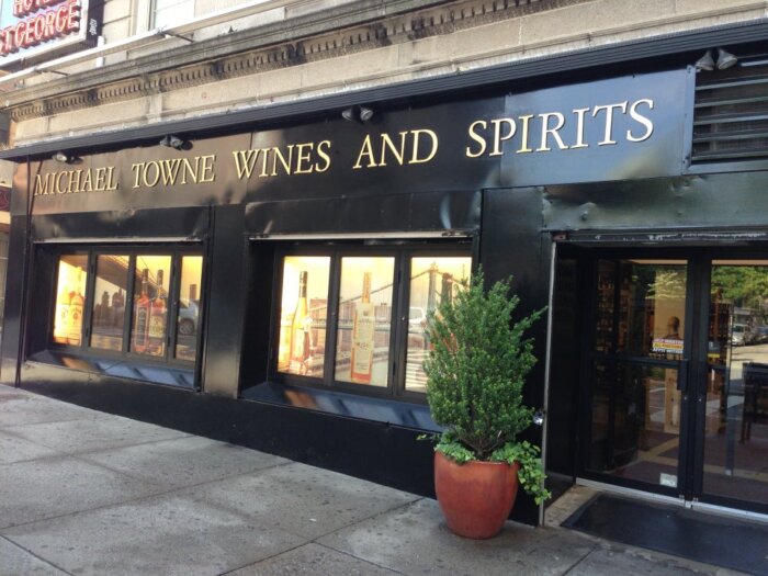 storefront of a wine shop in brooklyn heights