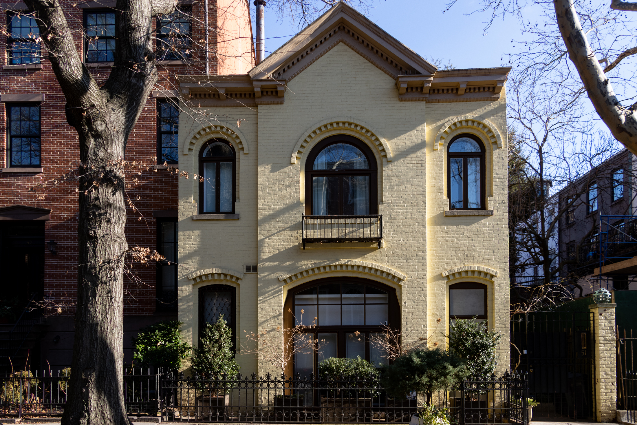 brooklyn - yellow carriage house in brooklyn heights