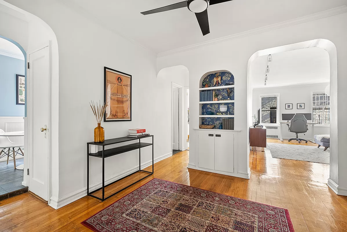 foyer with a niche