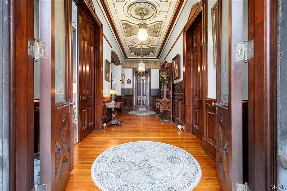 entry hall with view of ornate ceiling