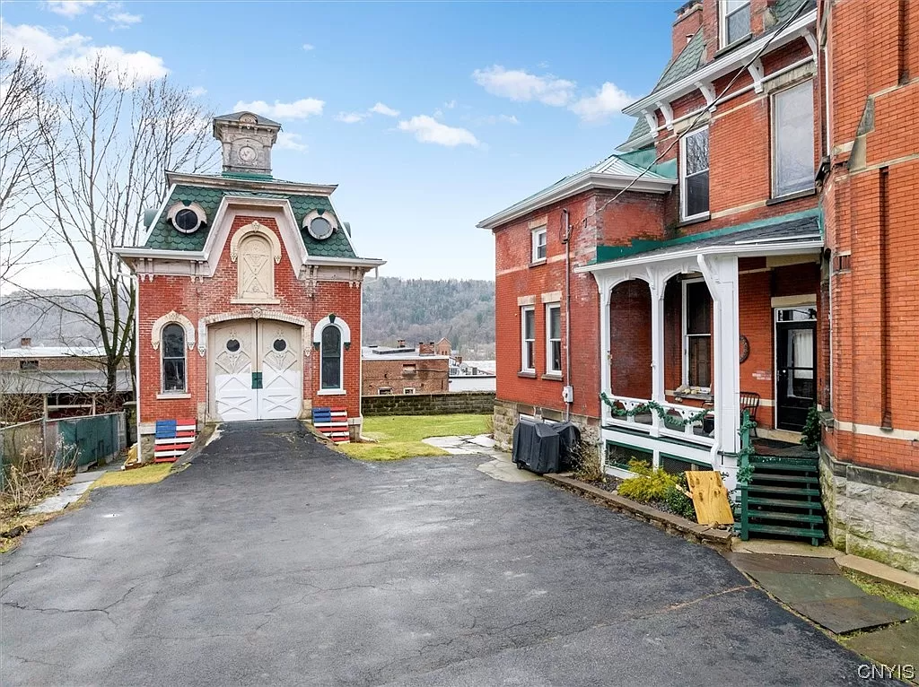 driveway to carriage house