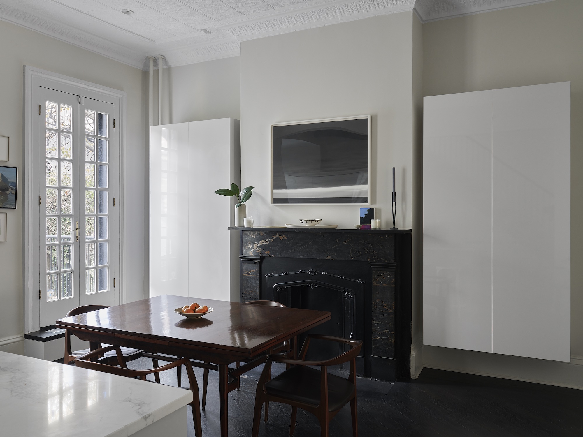 DINING TABLE BLACK MANTEL