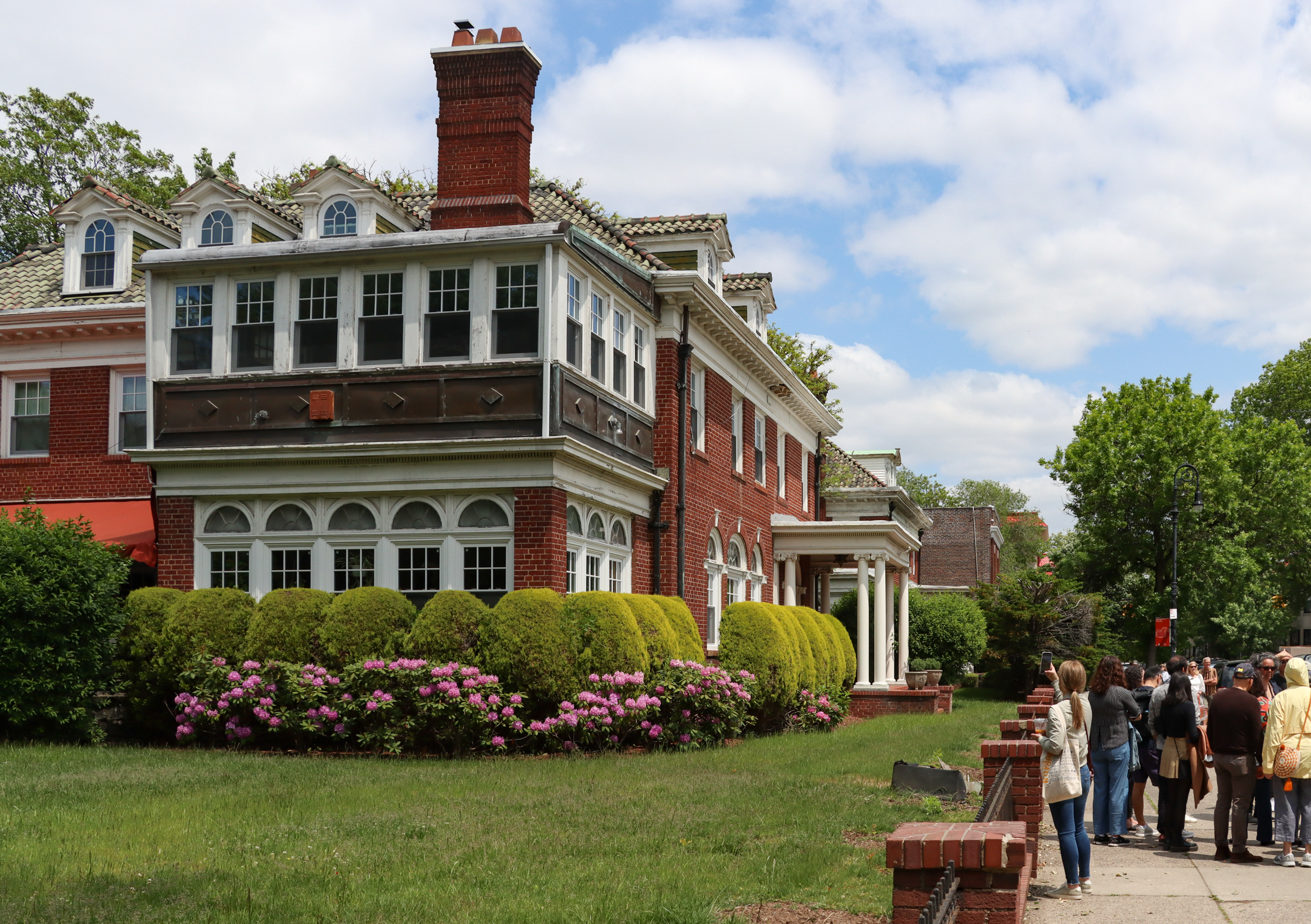 tour - group of people looking at a house in prospect lefferts gardens