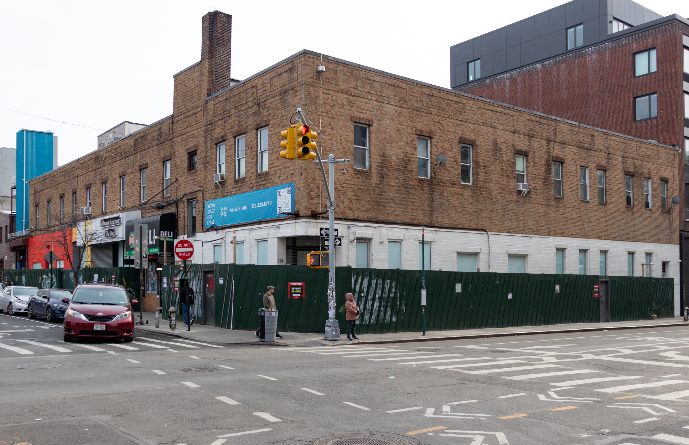 williamsburg- construction fencing around the brick building