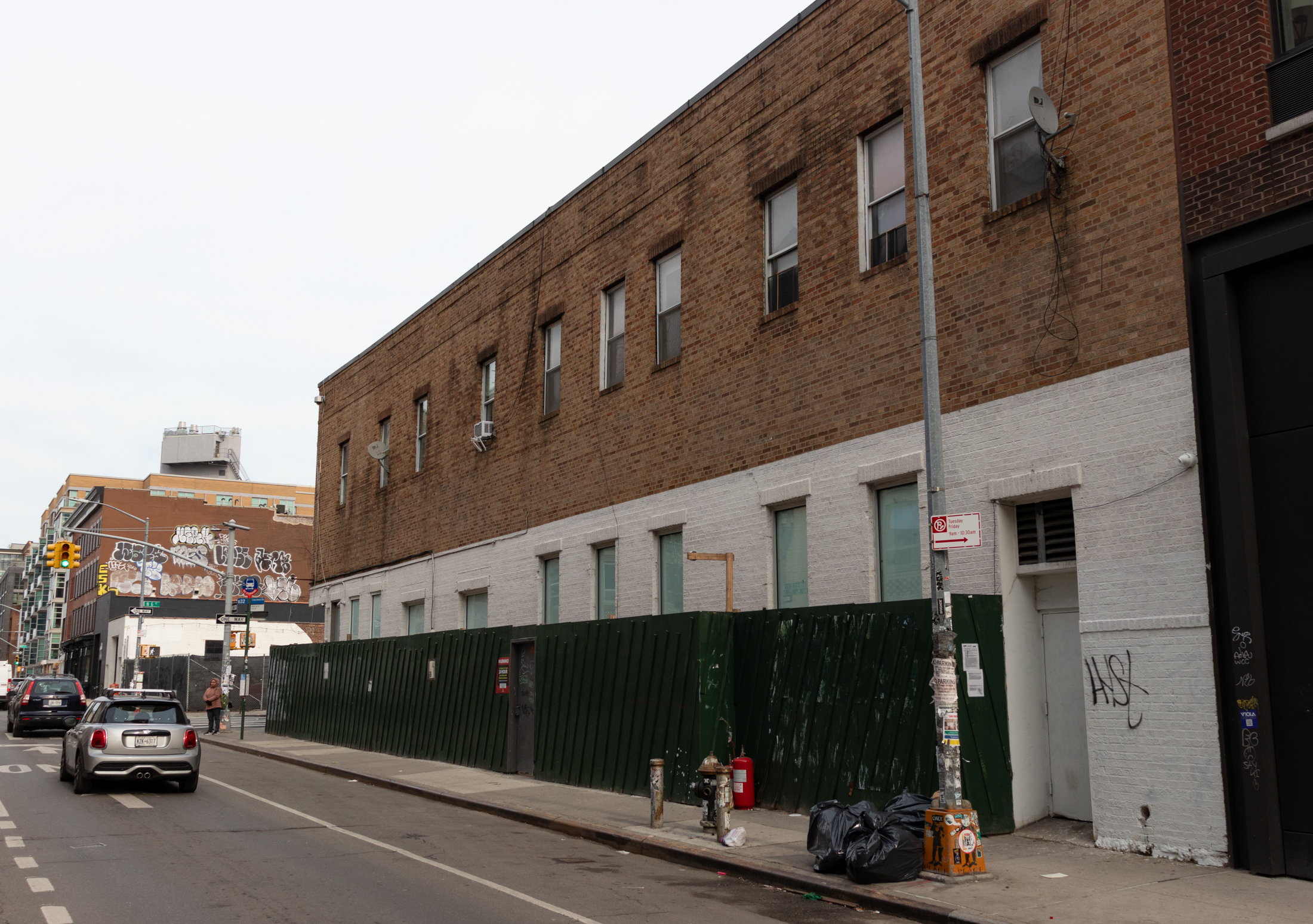 construction fencing around the kent avenue side of the building