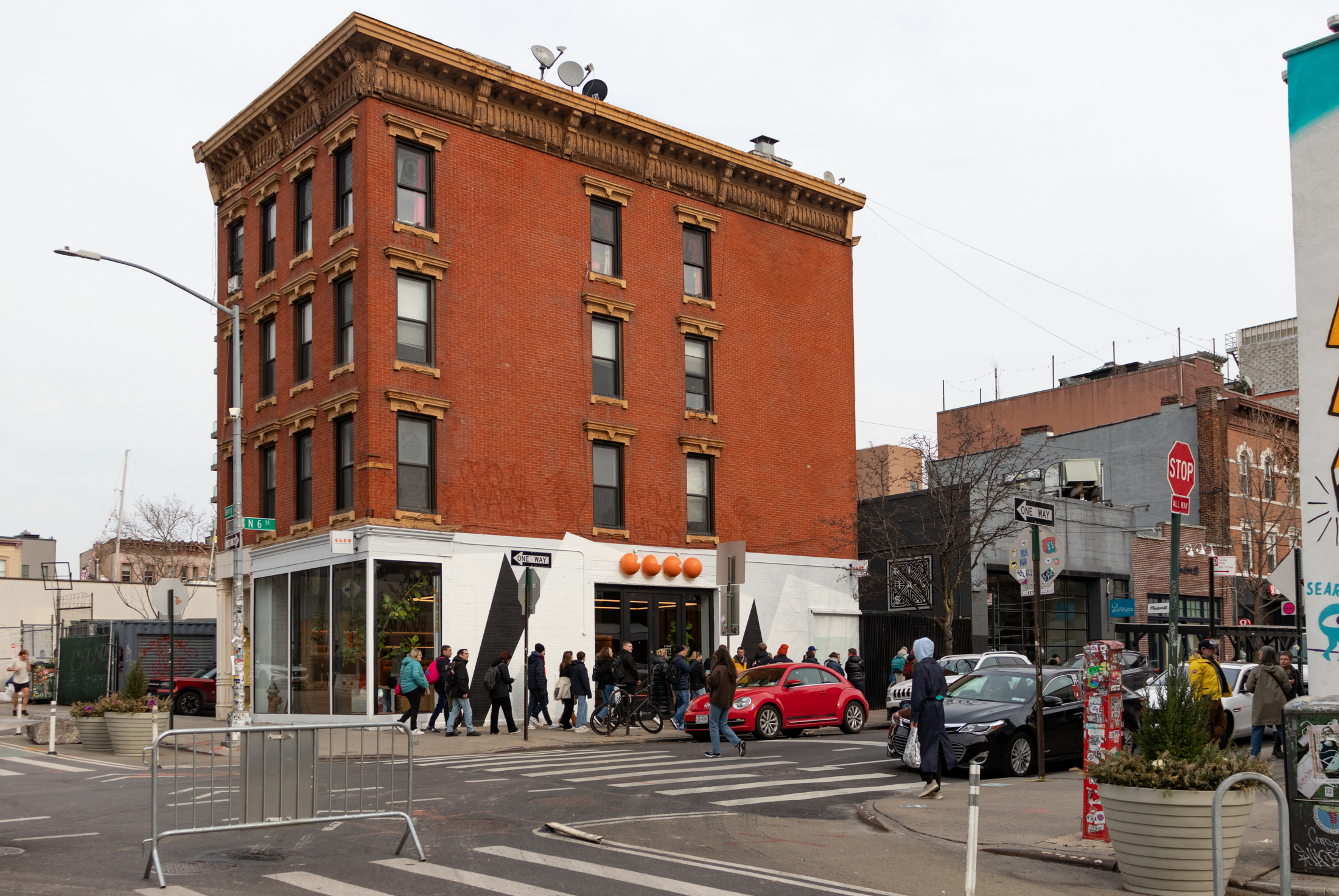 williamsburg - people on the north 6th street