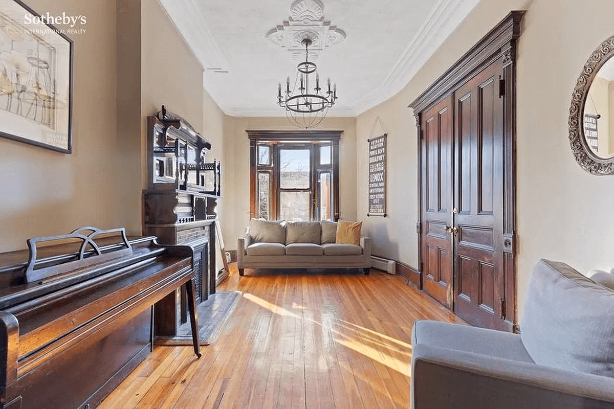 parlor with wood mantel with mirror, a ceiling medallion, and moldings