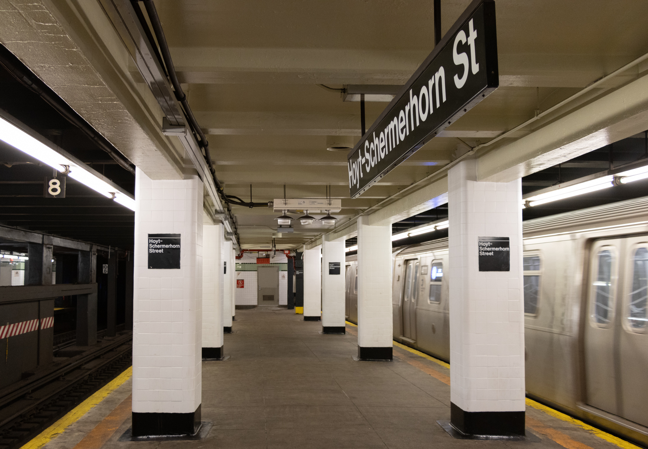 subway platform at hoyt schermerhorn