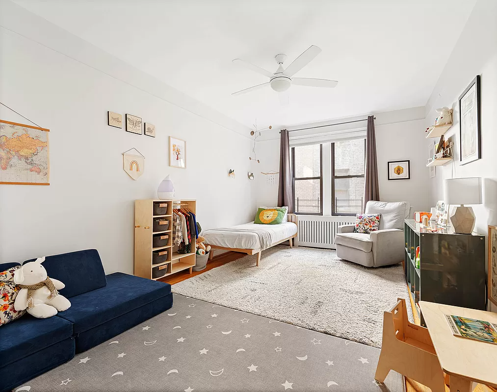 bedroom with ceiling fan and picture rails